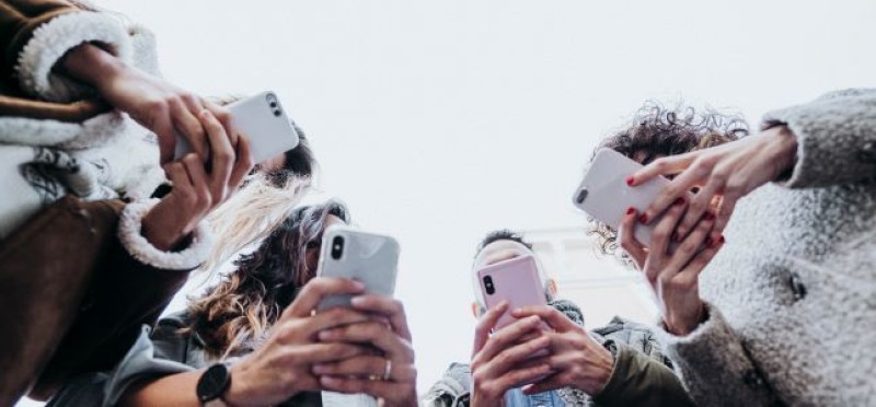 4 people texting
