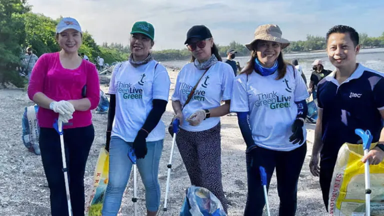 Mall Tech Global employees volunteering